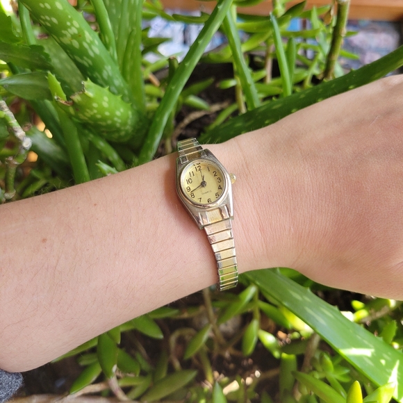 Classic Quartz Dainty Stretch Watch - Picture 4 of 8